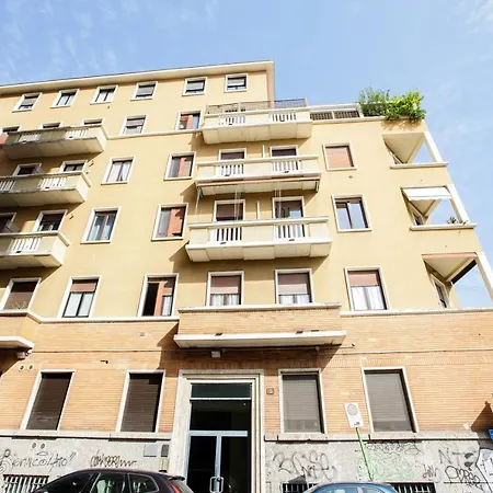 Minimal Apartment Near Bocconi University * Milan
