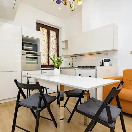 Minimal Apartment Near Bocconi University * Milan