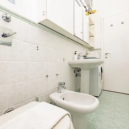 Minimal Apartment Near Bocconi University * Milan